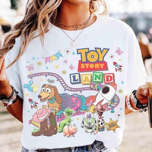 Camiseta Disney Pixar Toy Story Land Comfort Colors, Camiseta Woody Buzz Lightyear Slinky Ride, Filme Toy Story 5, Hollywood Studios, Presentes para Viagem à Disney World imagem 1