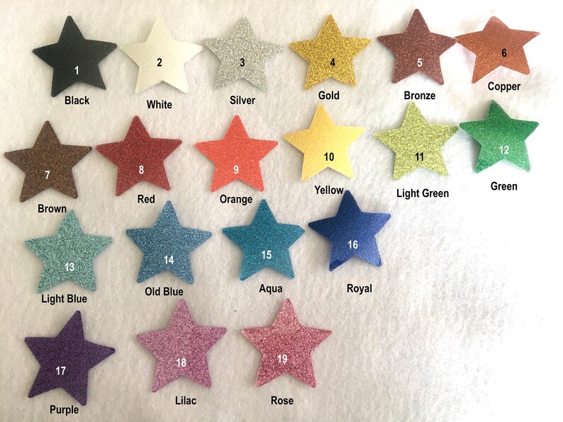 Op de afbeelding: Een kaart met 19 verschillende glitterkleuren, elke kleur wordt weergegeven door een stervorm. De kleuren zijn zwart, wit, zilver, goud, brons, koper, bruin, rood, oranje, geel, lichtgroen, groen, lichtblauw, oudblauw, aqua, koninklijkblauw, paars, lila en roze.