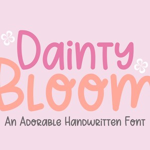 Könnte beinhalten: Auf einem hellrosa Hintergrund stehen die Worte "Dainty Bloom" in rosa und pfirsichfarbenen Buchstaben. Der Text "An Adorable Handwritten Font" steht darunter in dunklerem Grau. Weiße Blumenillustrationen sind verstreut.