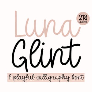 Könnte beinhalten: Ein digitales Design mit den Worten "Luna Glint" in einer verspielten Kalligraphie-Schriftart. Das Wort "Luna" ist in einem hellrosa Farbton gehalten, und "Glint" ist schwarz. Das Bild enthält auch den Text "218 Glyphen" und "A playful calligraphy font."