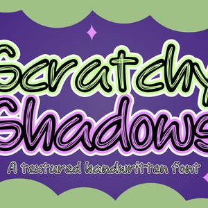 Puede incluir: Gráfico digital con las palabras "Scratchy Shadows" en una fuente manuscrita. El texto tiene un contorno negro, relleno verde claro y sombra rosa, sobre un fondo púrpura con elementos decorativos.