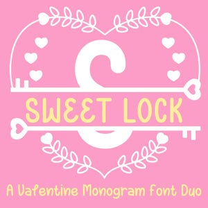 Op de afbeelding: Roze afbeelding met een witte hartvormige lijst, de letter "C" en de woorden "SWEET LOCK" in geel. Het ontwerp bevat sleutels en harten, met de tekst "A Valentine Monogram Font Duo" onderaan.