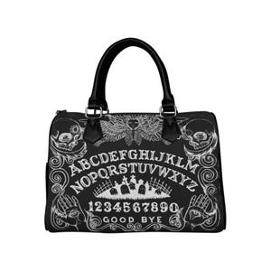 Può includere: Borsa in bianco e nero con un design a tavola Ouija. La borsa ha un manico e una cerniera neri. Il design della tavola Ouija include l'alfabeto, i numeri e le parole "Good Bye". Sono presenti anche teschi e altri simboli occulti.