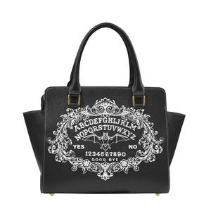 Borsa a tracolla nera con tavola Ouija decorata a forma di pipistrello