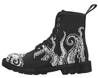 Pode incluir: Bota de combate preta com um design de tentáculos de polvo brancos. A bota com atacadores tem uma aba e uma sola preta grossa. Os tentáculos são impressos na lateral e na biqueira da bota.
