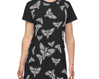 Sukienka-t-shirt z nadrukiem na całej powierzchni z czaszką i ćmą