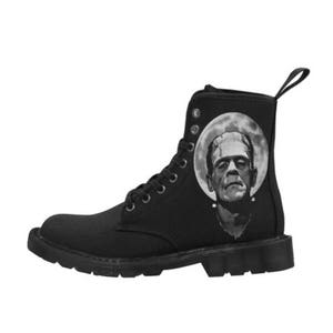 K&ouml;nnte beinhalten: Schwarze Canvas-Stiefel mit einem wei&szlig;en Grafikdruck von Frankensteins Gesicht vor einem Vollmond.