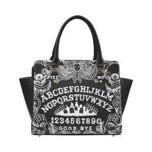 Può includere: Borsa a mano in pelle nera con un design a planchette Ouija bianco. Il design presenta le lettere dell'alfabeto, i numeri e le parole "sì", "no" e "arrivederci".
