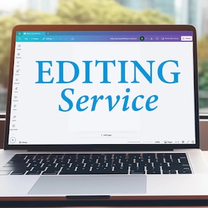 以下が含まれることがあります： 白い背景に青いフォントで「EDITING Service」というテキストが表示されたラップトップの画面。ラップトップは開いており、キーボードが見えています。