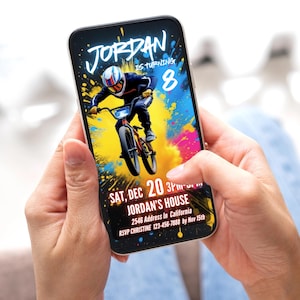 以下が含まれることがあります： スマートフォンに表示された誕生日パーティーの招待状。招待状には、名前「JORDAN」、テキスト「IS TURNING 8」、BMXバイクに乗る人のイラストが描かれています。 日付は12月20日土曜日午後3時です。