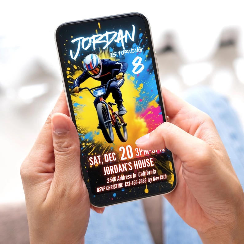 以下が含まれることがあります： スマートフォンに表示された誕生日パーティーの招待状。招待状には、名前「JORDAN」、テキスト「IS TURNING 8」、BMXバイクに乗る人のイラストが描かれています。 日付は12月20日土曜日午後3時です。