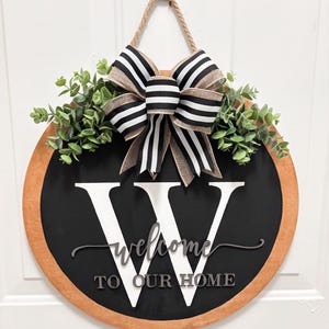 Letrero de bienvenida para puerta con letras personalizables