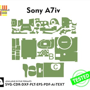 Puede incluir: Una calcomanía de piel de cámara digital verde y blanca para una cámara Sony A7iv. La calcomanía está compuesta por varias piezas que cubren el cuerpo de la cámara, el objetivo y la pantalla. La calcomanía está etiquetada como "Sony A7iv" y "TESTED".