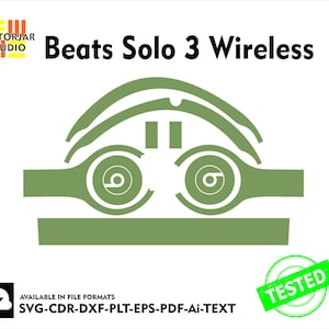 Puede incluir: Un contorno verde de los auriculares inalámbricos Beats Solo 3. El contorno muestra la forma de los auriculares, incluidos los auriculares y la diadema. El texto "TESTED" está en un círculo verde.