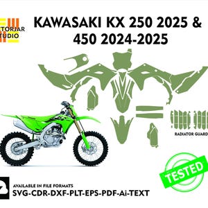 以下が含まれることがあります： ライムグリーンのカワサキKX 250 2025 & 450 2024-2025ダートバイクと、それに合わせたグラフィックキット。画像には「KAWASAKI KX 250 2025 & 450 2024-2025」と「RADIATOR GUARDS」の文字が含まれています。