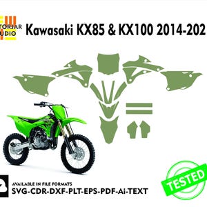以下が含まれることがあります： 緑色のカワサキKX85オートバイと、それに合わせた緑色のデカール、そして「Kawasaki KX85 & KX100 2014-2021」というテキスト。画像には、緑色の「テスト済み」シールとファイル形式の情報も含まれています。