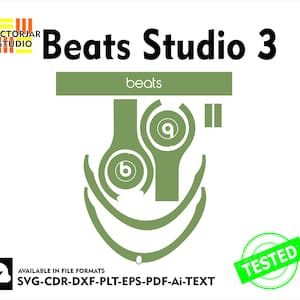 Pode incluir: Silhueta verde e branca de fones de ouvido Beats Studio 3 com a palavra "beats" em branco sobre fundo verde. A silhueta é composta por duas conchas auriculares e uma faixa de cabeça. O texto "AVAILABLE IN FILE FORMATS SVG-CDR-DXF-PLT-EPS-PDF-Ai-TEXT" está abaixo da silhueta. Um círculo verde com a palavra "TESTED" em branco está no canto inferior direito.