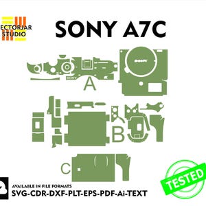 Könnte beinhalten: Ein grüner und weißer digitaler Kameraskin-Aufkleber für eine Sony A7C Kamera. Der Aufkleber besteht aus mehreren Teilen, die den Kamerakörper, das Objektiv und die Oberseite der Kamera abdecken. Der Aufkleber ist mit den Buchstaben A, B und C beschriftet, um anzuzeigen, wo jedes Teil hingehört. Der Aufkleber ist in den Formaten SVG, CDR, DXF, PLT, EPS, PDF und AI verfügbar.