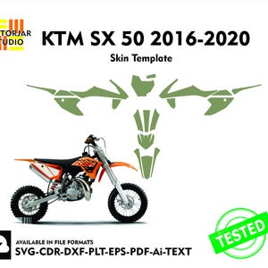 以下が含まれることがあります： オレンジと黒のKTM SX 50 2016-2020オートバイのスキンテンプレート。画像には、オートバイのグラフィックと、グリーンのスキンテンプレートパーツが含まれています。「VECTORJAR STUDIO」と「TESTED」の文字も表示されています。