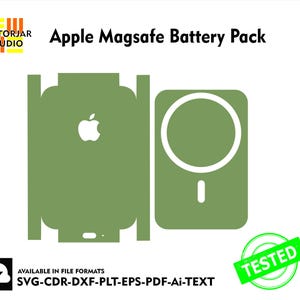 Puede incluir: Una batería externa Apple Magsafe verde con un logotipo de Apple blanco y un círculo blanco en la parte delantera. El texto "TESTED" está en un círculo verde.