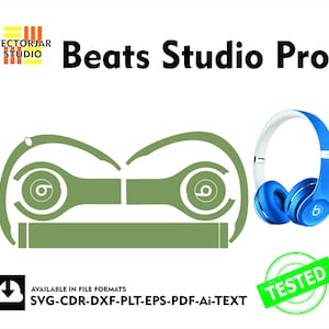 Pode incluir: Uma silhueta verde de fones de ouvido Beats Studio Pro com o texto "Beats Studio Pro" em preto. A imagem também inclui um par de fones de ouvido Beats Studio Pro azuis e um círculo verde com a palavra "TESTED" em branco.