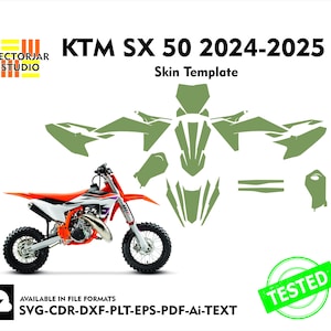 Puede incluir: Un diseño de plantilla de skin KTM SX 50 2024-2025, con una moto de motocross en naranja, blanco y negro. La imagen incluye un diseño de plantilla verde y el texto "KTM SX 50 2024-2025 Skin Template". La imagen también incluye el texto "TESTED".