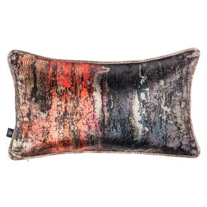 Peut inclure: Un coussin rectangulaire avec un motif abstrait coloré présentant des nuances de rouge, d'orange, de noir et de gris. Le coussin a un léger brillant et une fermeture à glissière.