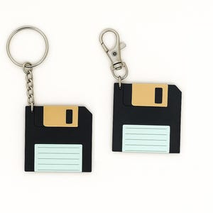 Chaveiro retrô em formato de disquete – Presente de escritório impresso em 3D, preto, branco e dourado que brilha no escuro.