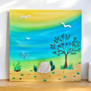 Może przedstawiać: Obraz akrylowy na płótnie przedstawiający spokojny krajobraz. Dzieło przedstawia niebo z odcieniami żółci, zieleni i błękitu, drzewo, motyla i ptaki. Na pierwszym planie widać piaszczysty obszar z trawą i elementami dekoracyjnymi.