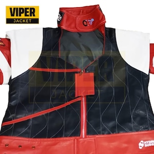 Puede incluir: Una chaqueta de cuero negra y roja con cierre de cremallera y dise&ntilde;o acolchado. La chaqueta tiene un panel blanco en la manga izquierda y un cuello rojo con un logotipo. El texto "VIPER JACKET" est&aacute; impreso en amarillo sobre fondo negro.