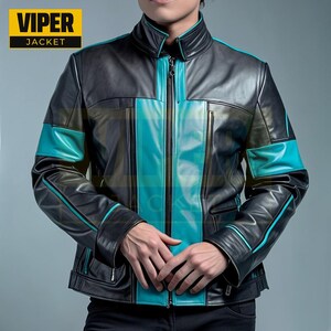 Może przedstawiać: Czarna i turkusowa skórzana kurtka zapinana na zamek błyskawiczny z etykietą "VIPER JACKET" na lewej piersi.