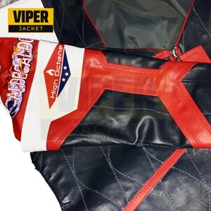 Puede incluir: Una chaqueta de cuero negra con detalles rojos y blancos. La chaqueta tiene un patr&oacute;n acolchado y presenta el texto "VIPER JACKET" y "High Octane" en el lado izquierdo.