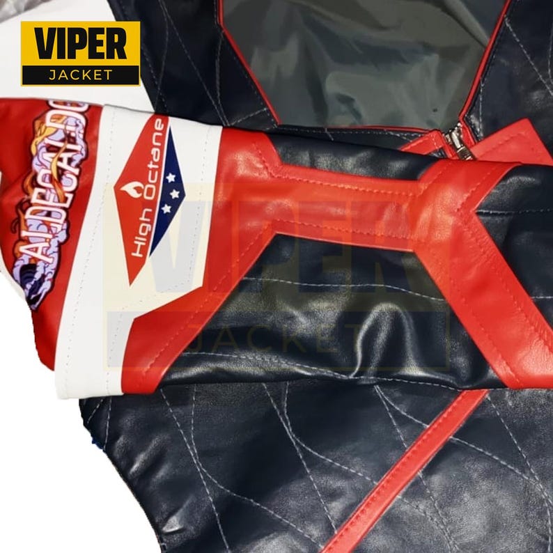 Puede incluir: Una chaqueta de cuero negra con detalles rojos y blancos. La chaqueta tiene un patr&oacute;n acolchado y presenta el texto "VIPER JACKET" y "High Octane" en el lado izquierdo.