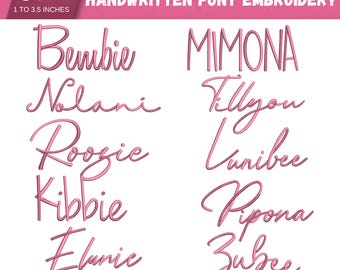 Puede incluir: Un paquete de diseño de bordado digital rosa con diez nombres en una fuente manuscrita. El texto incluye "6 SIZE 1 TO 3.5 INCHES" y "BUNDLE OF 10 BX FORMAT HANDWRITTEN FONT EMBROIDERY". Los formatos de archivo se enumeran en la parte inferior.