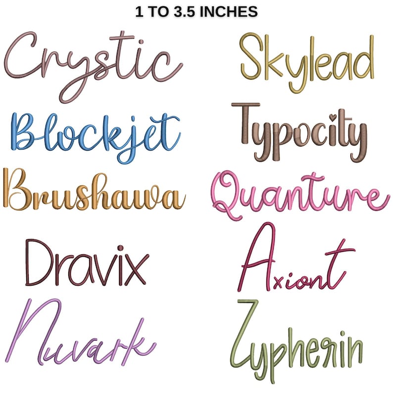 Op de afbeelding: Een verzameling geborduurde teksten in verschillende kleuren, waaronder paars, blauw en goud, met de woorden "Crystic", "Skylead", "Blockjet" en meer. De tekstgrootte varieert van 2,5 tot 8,9 cm.