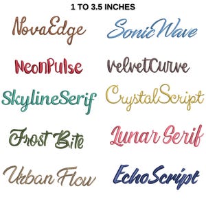 Op de afbeelding: Een verzameling geborduurde tekstvoorbeelden in verschillende kleuren en lettertypen, waaronder "NovaEdge", "SonicWave" en "NeonPulse". De tekstvoorbeelden vari&euml;ren van 2,5 tot 9 cm hoog en tonen verschillende script- en schreefstijlen.