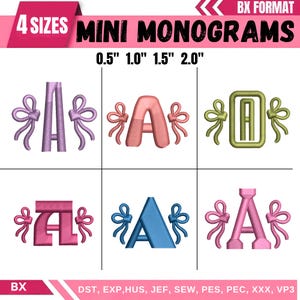 Może przedstawiać: Cyfrowy zestaw wzorów hafciarskich o nazwie MINI MONOGRAMS w formacie BX, zawierający sześć wariantów litery A w różnych stylach, każdy otoczony dwiema kokardkami. Rozmiary: 0,5, 1,0, 1,5 i 2,0 cala. Formaty plików: DST, EXP, HUS, JEF, SEW, PES, PEC, XXX, VP3.