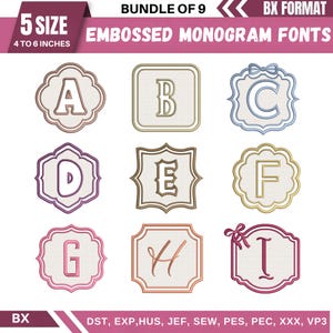 Può includere: Un pacchetto di nove font monogramma ricamati, ognuno con una lettera diversa dalla A alla I. I font sono disponibili in dimensioni da 10 a 15 cm. L'immagine include il testo "BUNDLE OF 9" e "EMBOSSED MONOGRAM FONTS".