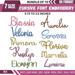 Peut inclure: Un ensemble de polices de broderie numérique avec dix noms en cursive. Les noms, dont Blossia, Veloria et Roselyn, sont affichés en différentes couleurs. Les tailles de police varient de 1,9 cm à 8,9 cm. L'image comprend également le texte "BUNDLE OF 10" et "7 SIZE".