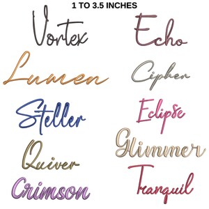 Op de afbeelding: Een verzameling geborduurde woorden in verschillende kleuren, waaronder "Vortex", "Echo", "Lumen" en "Cipher". De tekstgrootte varieert van 2,5 tot 8,9 cm. De woorden zijn in een cursief lettertype, elk in een andere kleur.