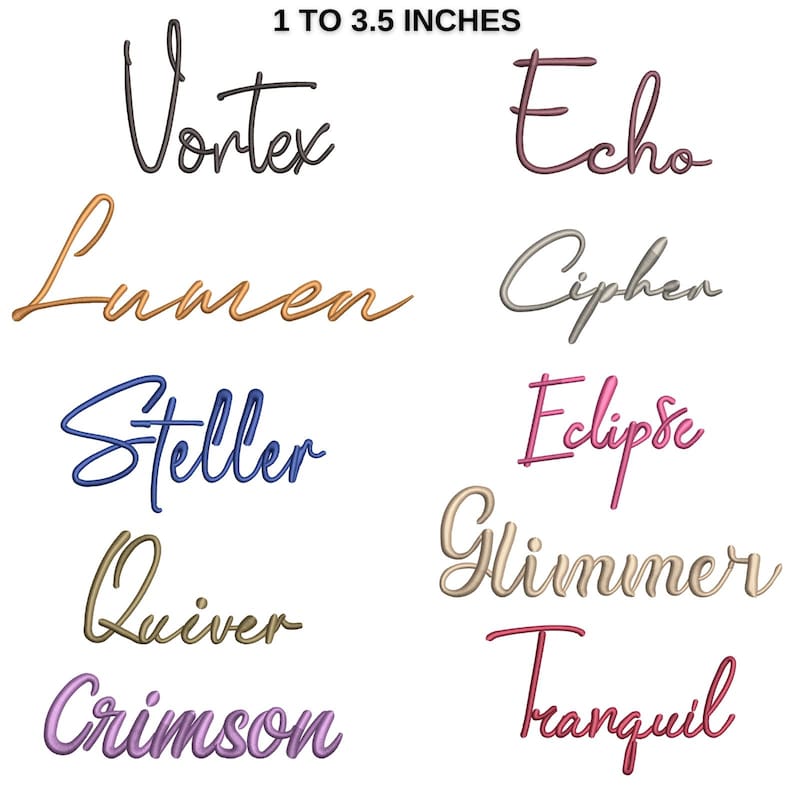 Op de afbeelding: Een verzameling geborduurde woorden in verschillende kleuren, waaronder "Vortex", "Echo", "Lumen" en "Cipher". De tekstgrootte varieert van 2,5 tot 8,9 cm. De woorden zijn in een cursief lettertype, elk in een andere kleur.