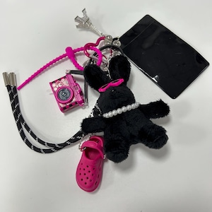 Collier de perles lapin rose et chaussures pour appareil photo, porte-cartes, breloque de sac tour Eiffel, porte-clés, accessoire de sac à main, breloque de sac à main unique