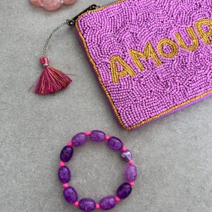 Handgemachte Perlen Tasche Geldbörse Geldbeutel – Pinke Clutch mit Amour Schriftzug, romantisches Geschenk, Boho Ibiza Accessoire mit Quaste