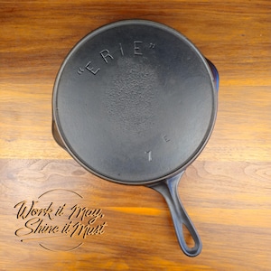 Sartén de hierro fundido ERIE n.° 7 restaurada, segunda serie, Maker's Mark E (se coloca plana)