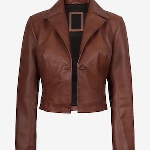 Könnte beinhalten: Braune Lederjacke mit klassischem Design. Die Jacke hat einen Reverskragen, einen Ein-Knopf-Verschluss und lange Ärmel. Das Innenfutter ist schwarz. Diese Jacke ist eine stilvolle Oberbekleidung.