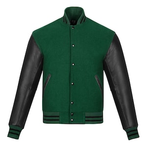 Op de afbeelding: Een groene varsity jas met zwarte leren mouwen. De jas heeft een knoopsluiting, twee voorzakken en zwart-groen gestreepte manchetten en tailleband. De kraag is groen met zwarte strepen.