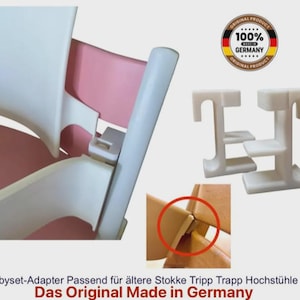 Könnte beinhalten: Weiße Baby-Sitzadapter aus Kunststoff für Stokke Tripp Trapp Hochstühle. Das Bild zeigt den Adapter an einem Hochstuhl und zwei separate Adapter. Der Text lautet "Babyset-Adapter Passend für ältere Stokke Tripp Trapp Hochstühle Das Original Made in Germany."