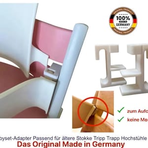 Könnte beinhalten: Weißer Babysitzadapter für ältere Stokke Tripp Trapp Hochstühle. Das Bild zeigt den Adapter an einem Hochstuhl und zwei separaten Adaptern. Der Text lautet "Das Original Made in Germany."