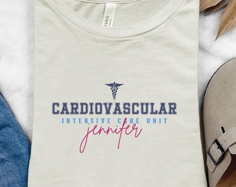 Camiseta de enfermera de UCI cardiovascular, personalizada para enfermeras de UCI cardiovascular, regalo para enfermeras de cardiología, camiseta de enfermería, camiseta para personal médico, camiseta de UCI cardiovascular, B055