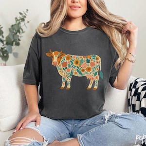 Camiseta de vaca con colores cómodos, camiseta retro para amantes de las vacas, regalo de vaca moderno, regalos de granja, regalo para amantes de las vacas, vacas con flores silvestres, regalos de granja, V373